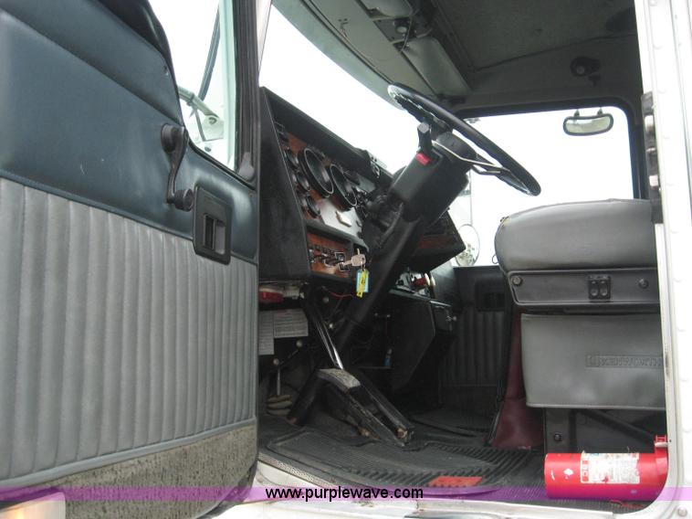 image for item 4442 1999 Kenworth T800 semi truck
