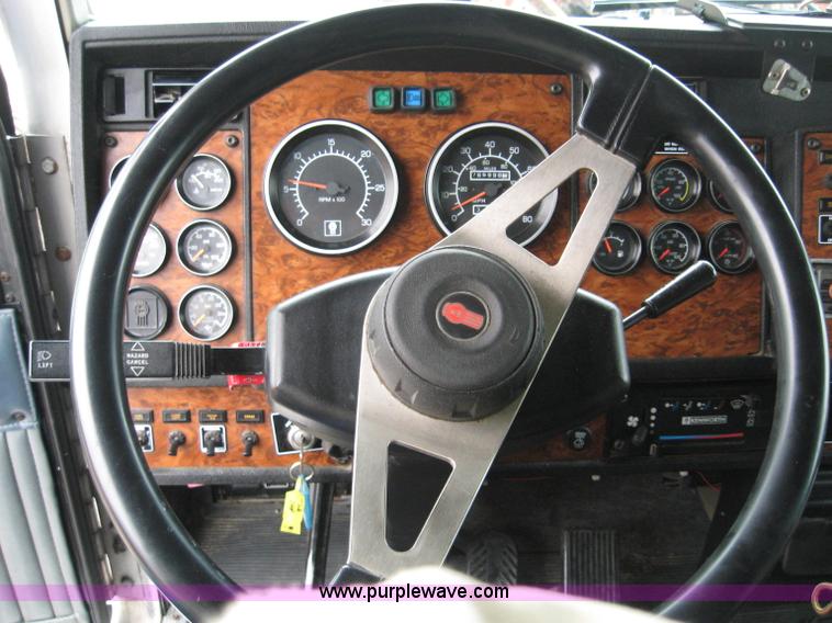 image for item 4442 1999 Kenworth T800 semi truck