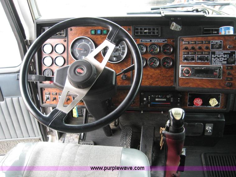 image for item 4442 1999 Kenworth T800 semi truck