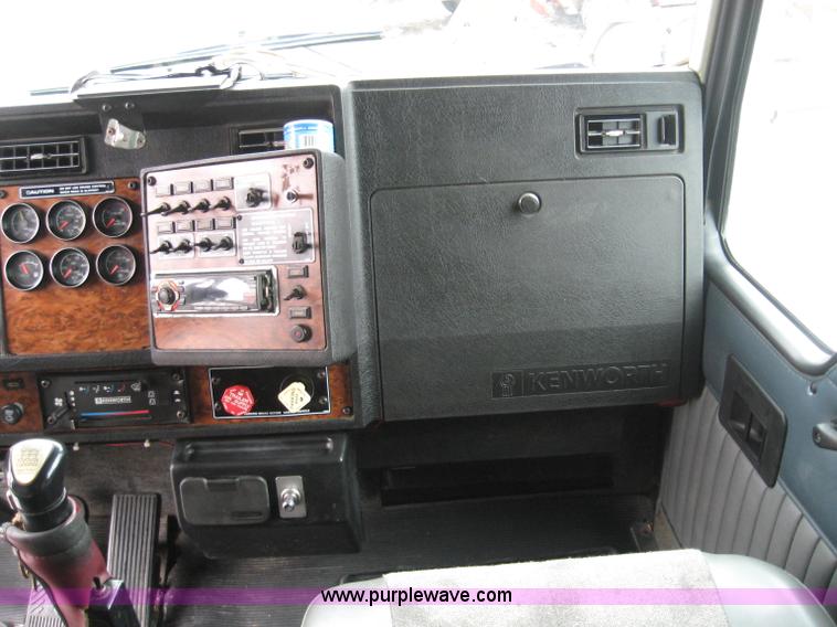image for item 4442 1999 Kenworth T800 semi truck