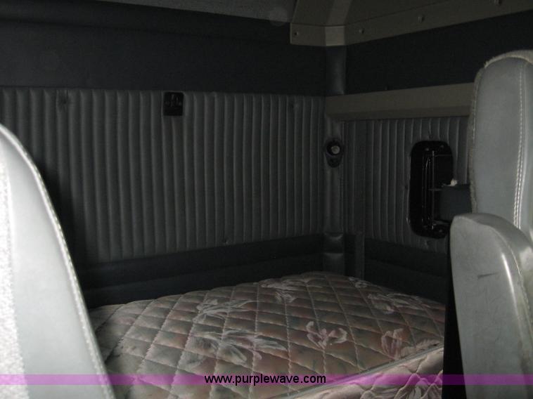 image for item 4442 1999 Kenworth T800 semi truck