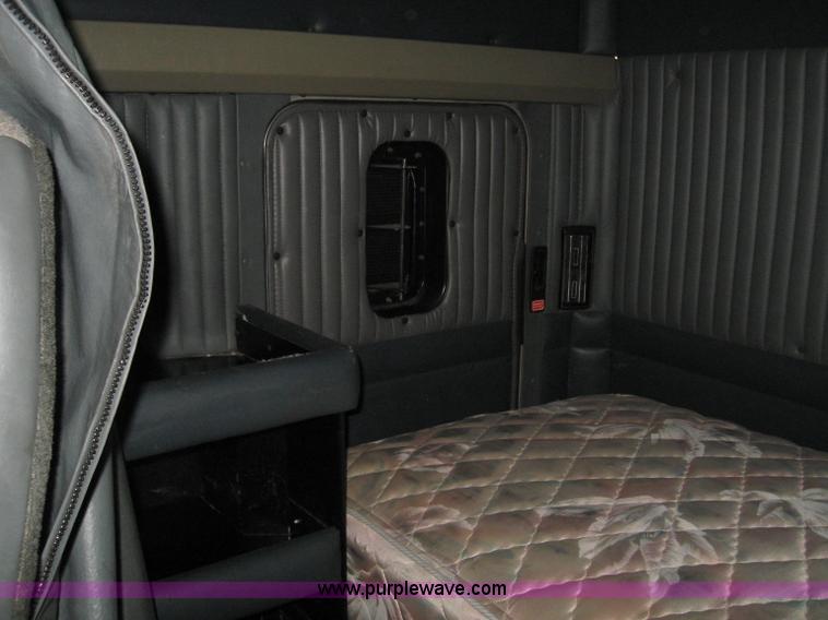 image for item 4442 1999 Kenworth T800 semi truck