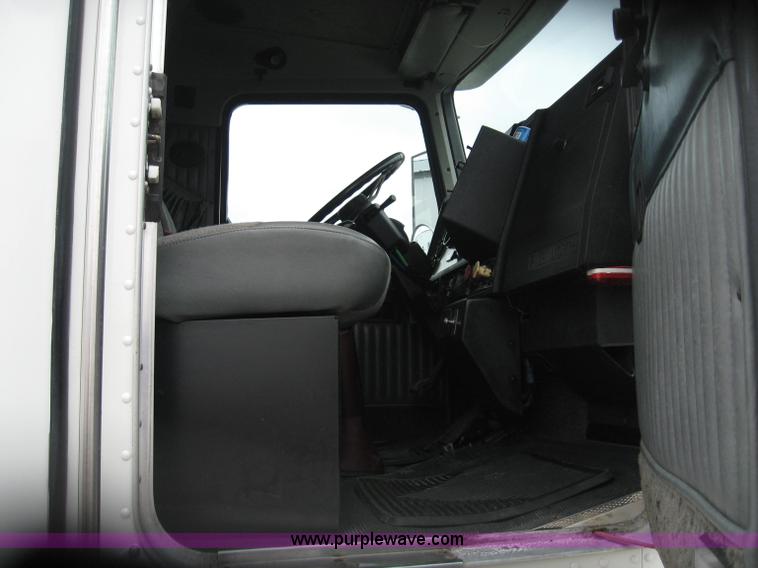image for item 4442 1999 Kenworth T800 semi truck