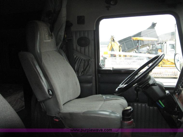 image for item 4442 1999 Kenworth T800 semi truck