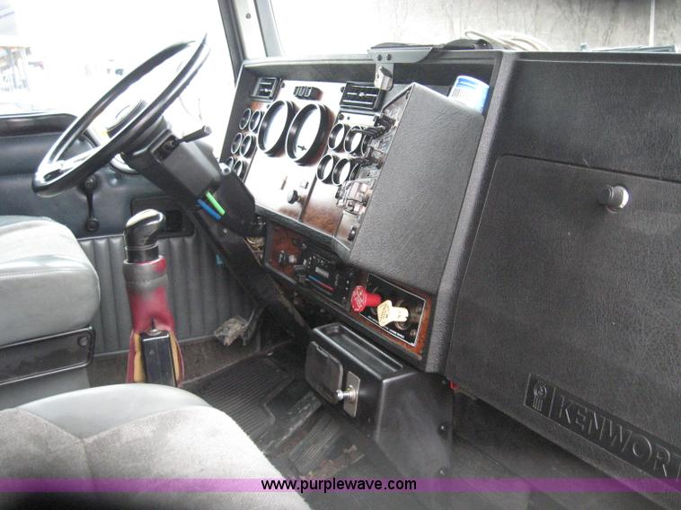 image for item 4442 1999 Kenworth T800 semi truck