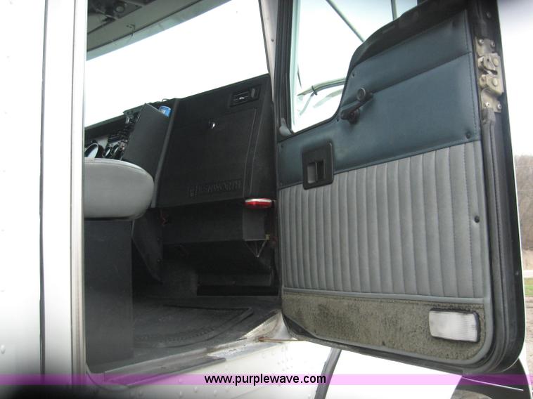 image for item 4442 1999 Kenworth T800 semi truck