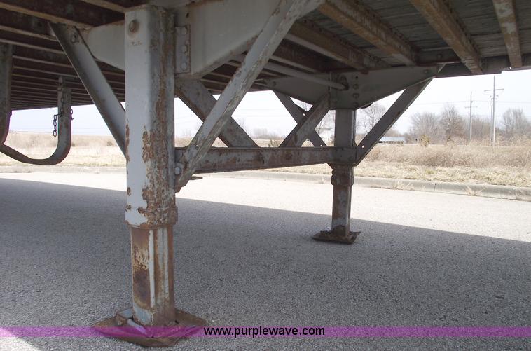 image for item 5585 1986 Fruehauf 48' semi trailer