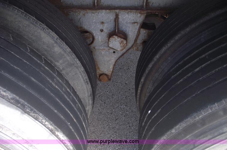 image for item 5585 1986 Fruehauf 48' semi trailer