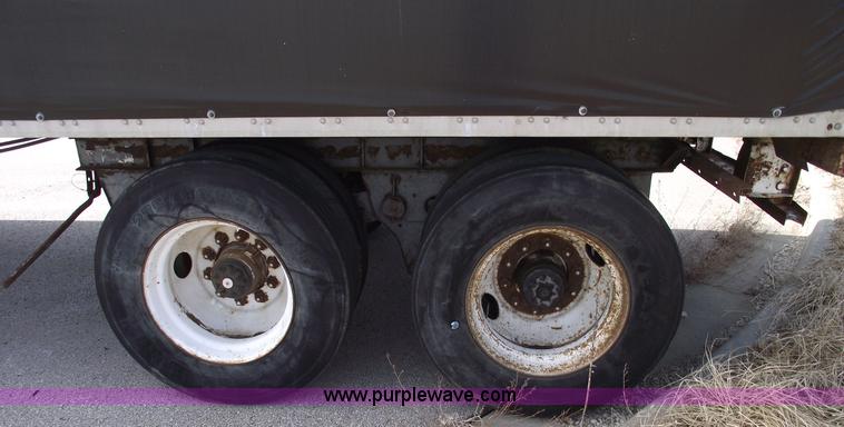 image for item 5585 1986 Fruehauf 48' semi trailer