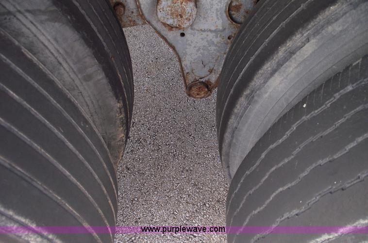 image for item 5585 1986 Fruehauf 48' semi trailer