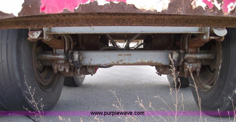 image for item 5585 1986 Fruehauf 48' semi trailer