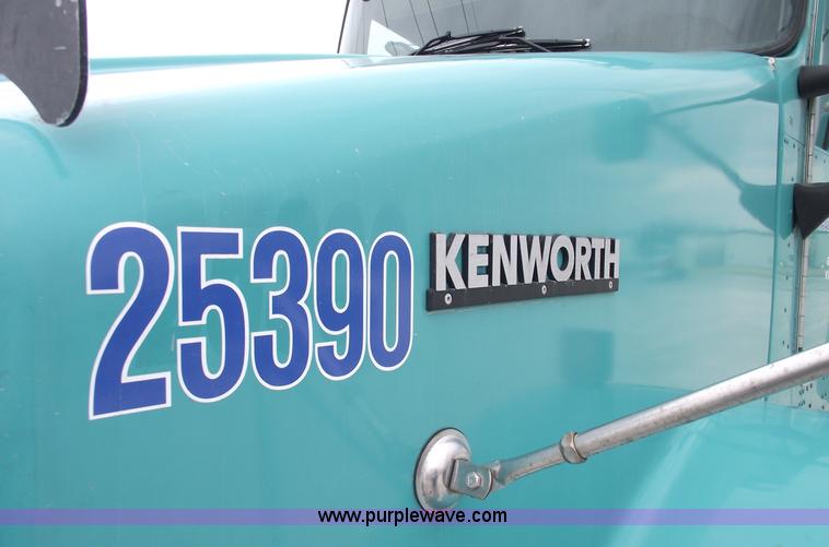image for item 5755 1999 Kenworth T800 semi truck