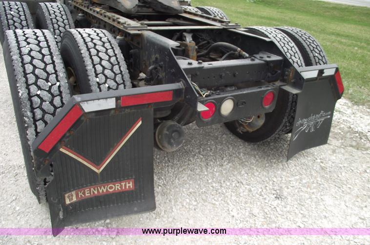 image for item 5755 1999 Kenworth T800 semi truck