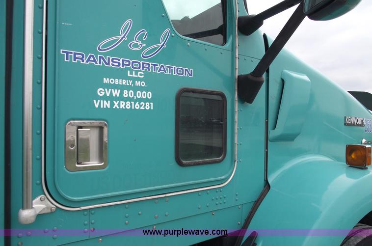 image for item 5755 1999 Kenworth T800 semi truck