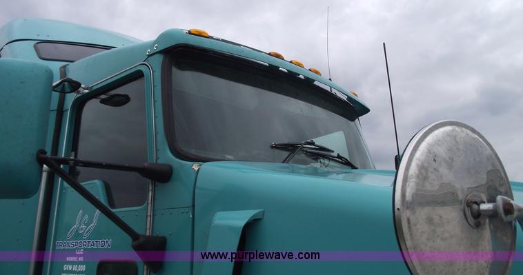 image for item 5755 1999 Kenworth T800 semi truck