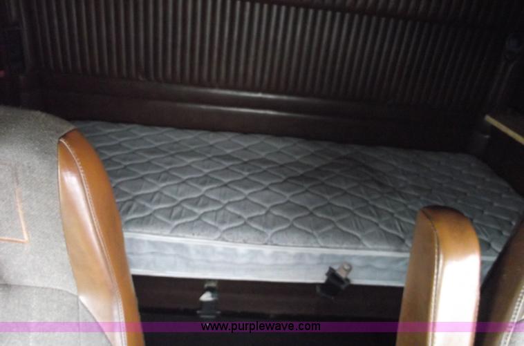 image for item 5755 1999 Kenworth T800 semi truck