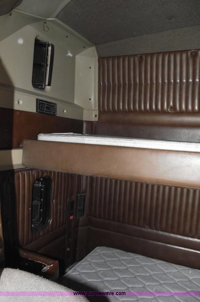 image for item 5755 1999 Kenworth T800 semi truck