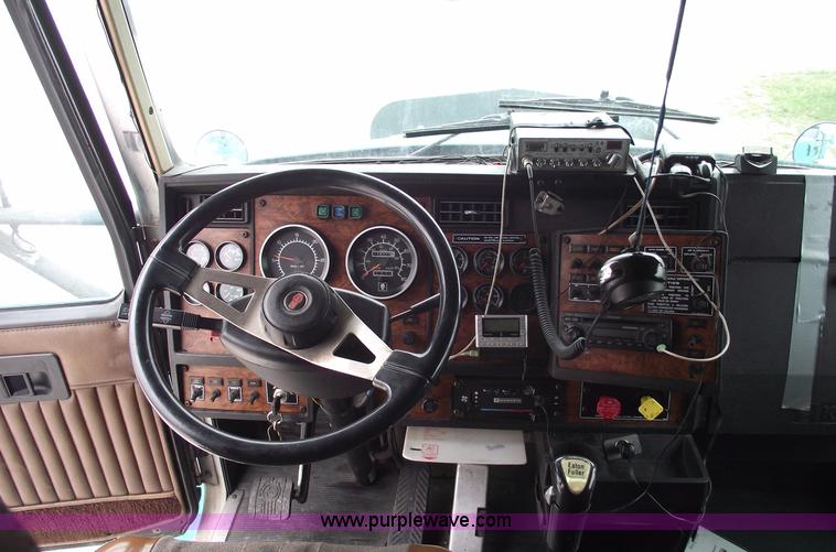 image for item 5755 1999 Kenworth T800 semi truck