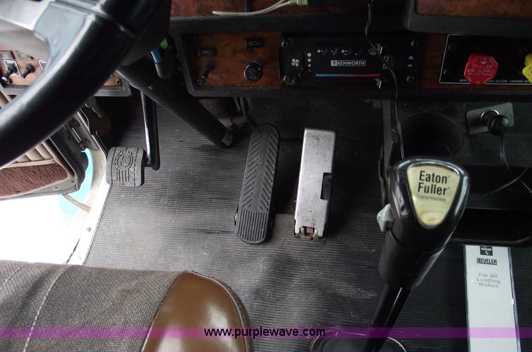 image for item 5755 1999 Kenworth T800 semi truck