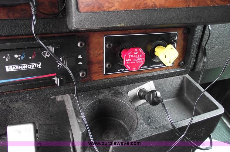 image for item 5755 1999 Kenworth T800 semi truck