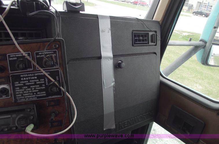 image for item 5755 1999 Kenworth T800 semi truck