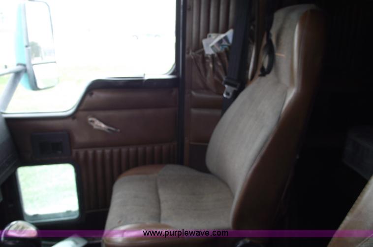 image for item 5755 1999 Kenworth T800 semi truck