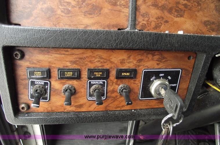 image for item 5755 1999 Kenworth T800 semi truck