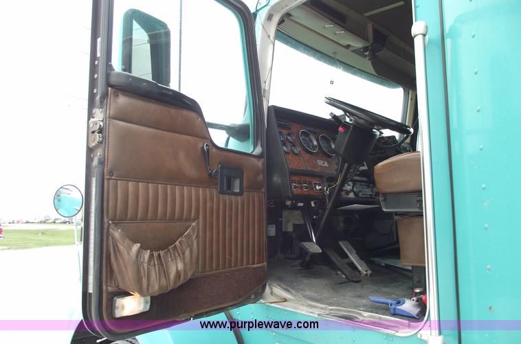 image for item 5755 1999 Kenworth T800 semi truck