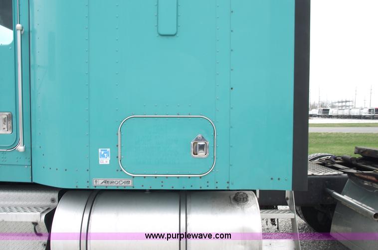 image for item 5755 1999 Kenworth T800 semi truck