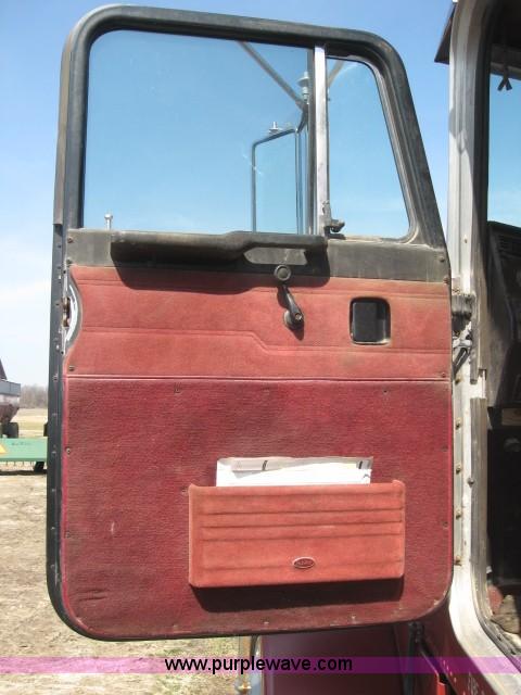 image for item 5944 1995 Peterbilt 378 semi truck