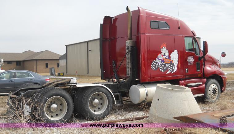 image for item 7822 1998 Kenworth T2000 semi truck