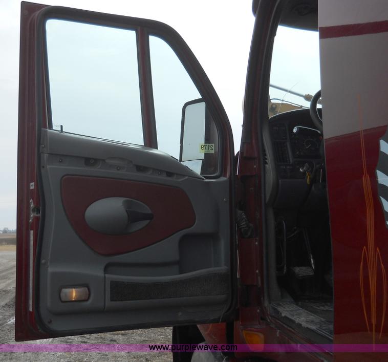 image for item 7822 1998 Kenworth T2000 semi truck