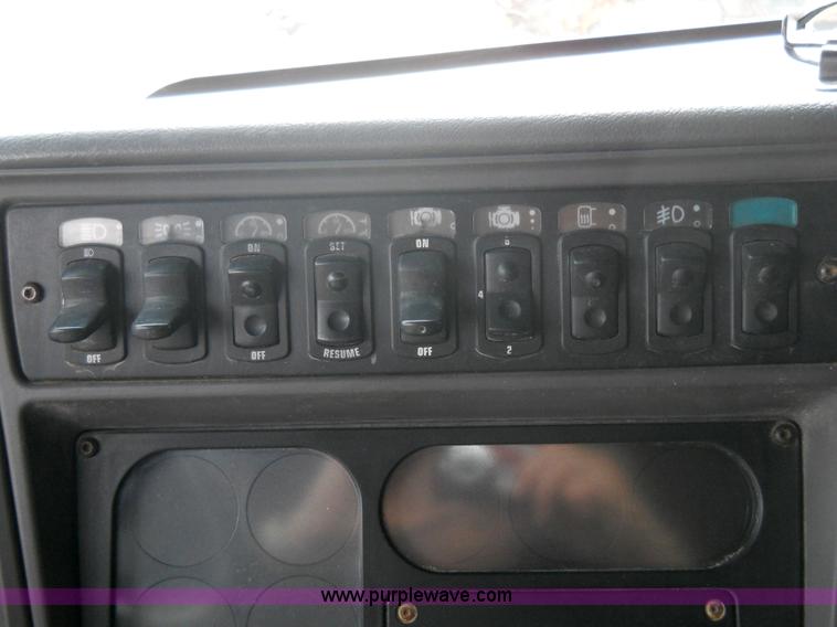 image for item 7822 1998 Kenworth T2000 semi truck