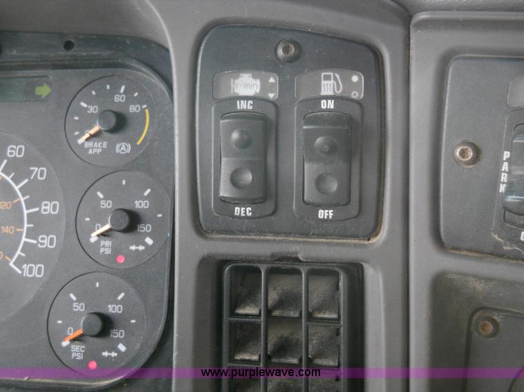 image for item 7822 1998 Kenworth T2000 semi truck