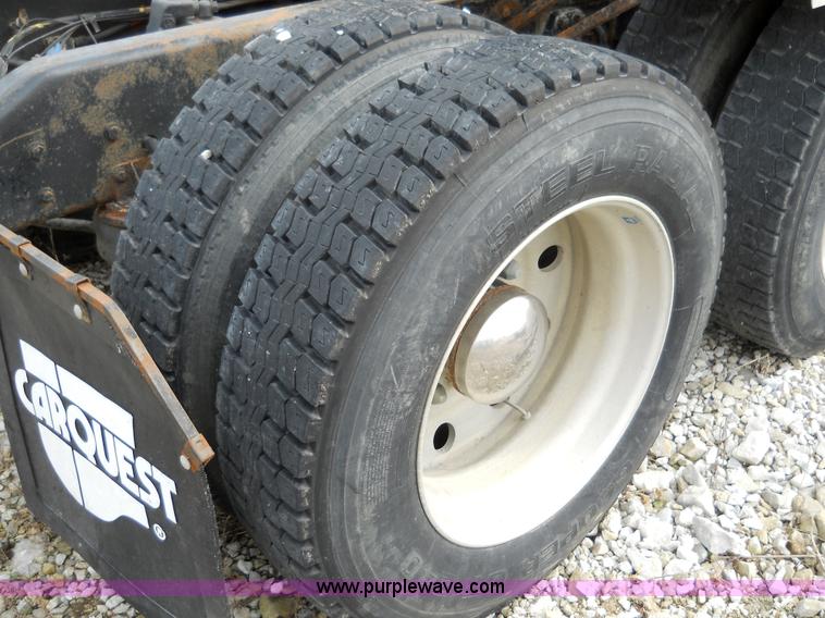 image for item 7822 1998 Kenworth T2000 semi truck