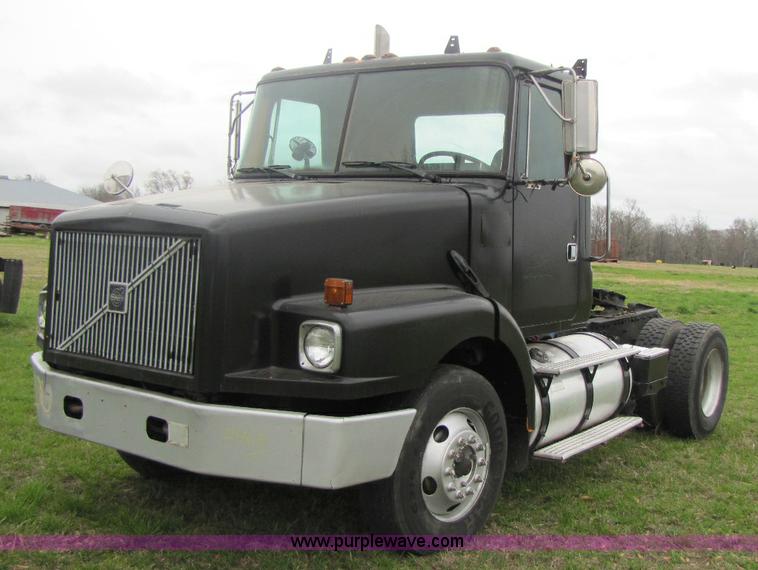 image for item 8405 1998 Volvo WG semi truck