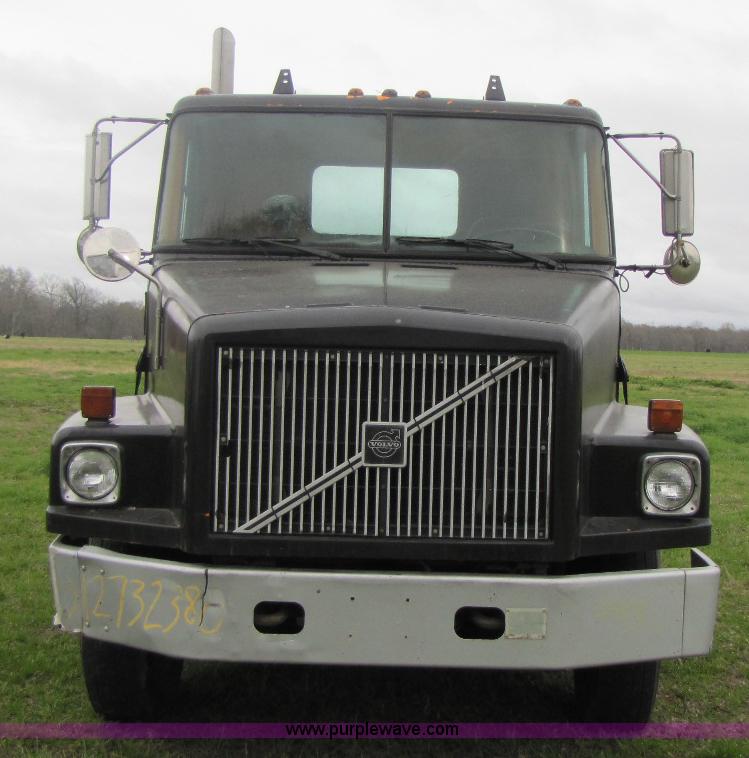 image for item 8405 1998 Volvo WG semi truck