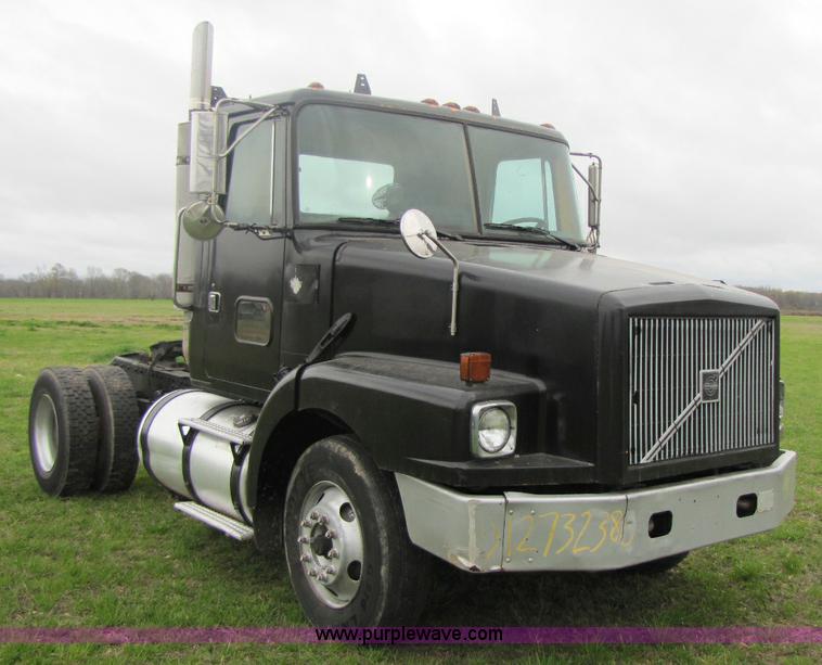 image for item 8405 1998 Volvo WG semi truck