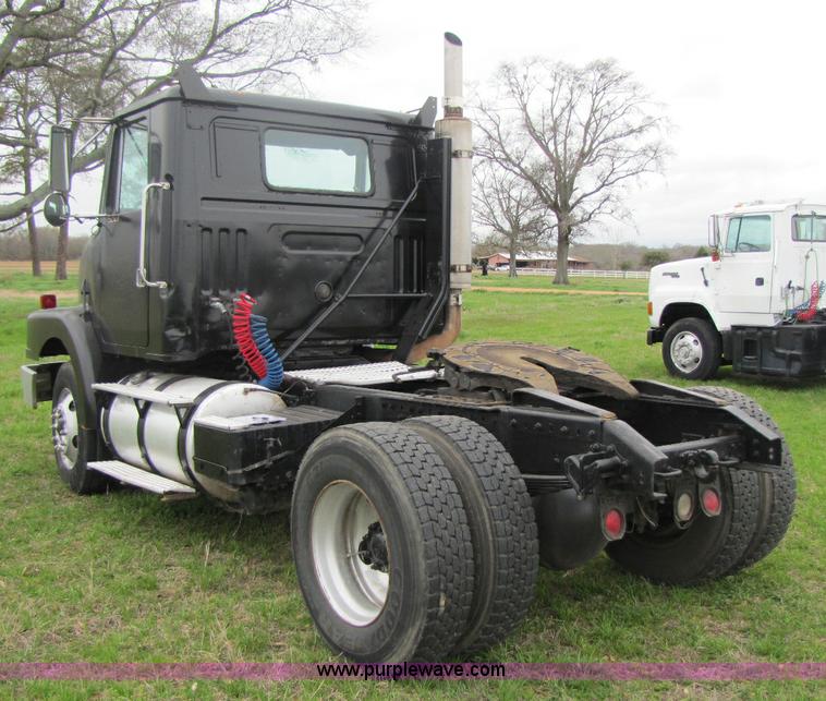 image for item 8405 1998 Volvo WG semi truck