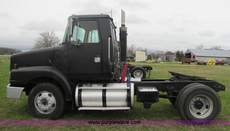 image for item 8405 1998 Volvo WG semi truck