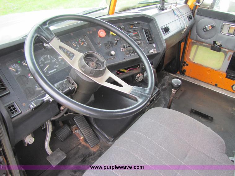 image for item 8405 1998 Volvo WG semi truck