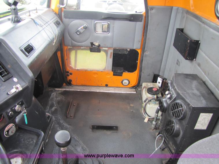 image for item 8405 1998 Volvo WG semi truck