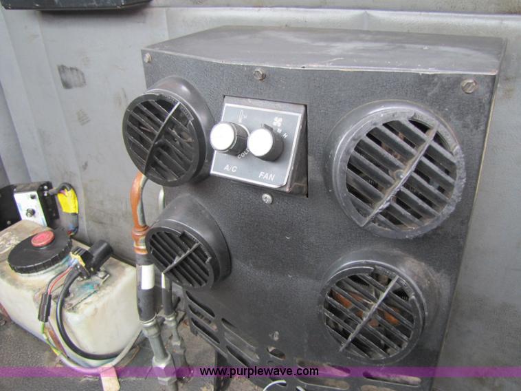 image for item 8405 1998 Volvo WG semi truck