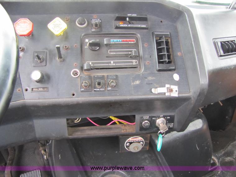 image for item 8405 1998 Volvo WG semi truck