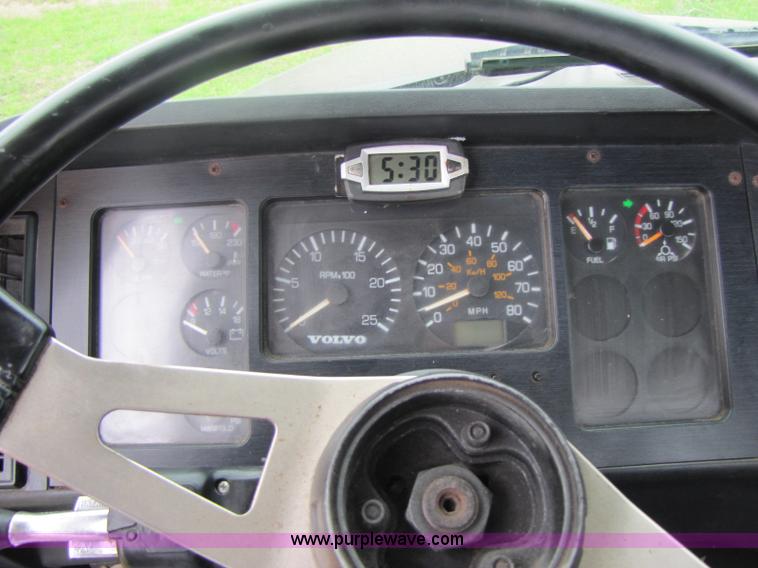 image for item 8405 1998 Volvo WG semi truck