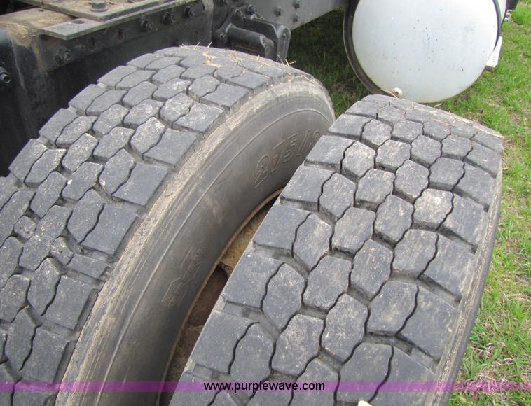 image for item 8405 1998 Volvo WG semi truck