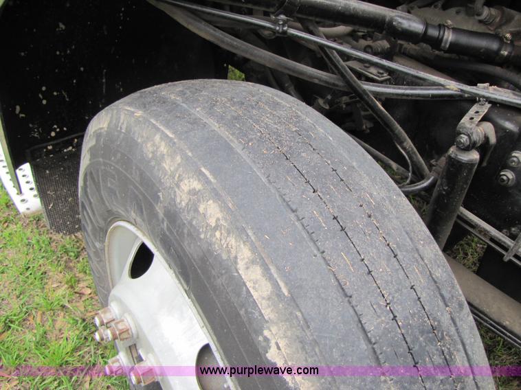 image for item 8405 1998 Volvo WG semi truck