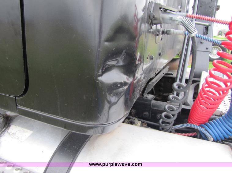 image for item 8405 1998 Volvo WG semi truck