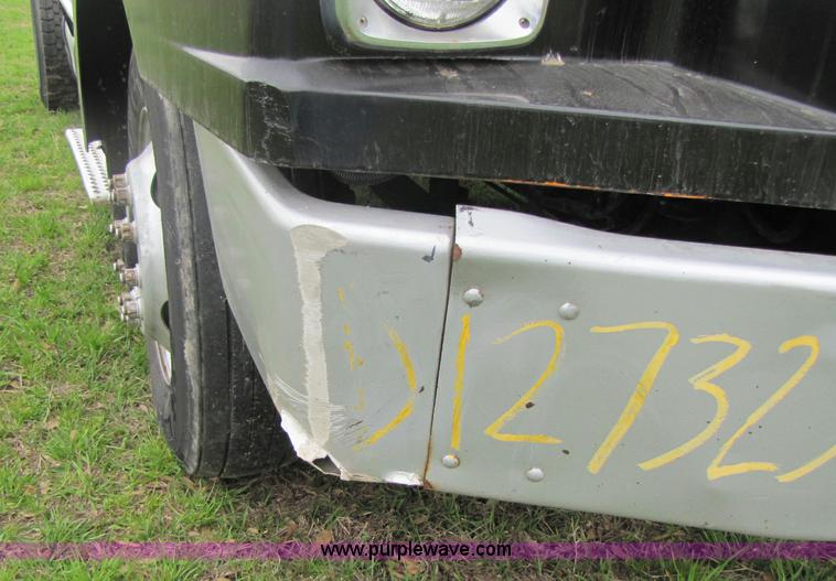 image for item 8405 1998 Volvo WG semi truck