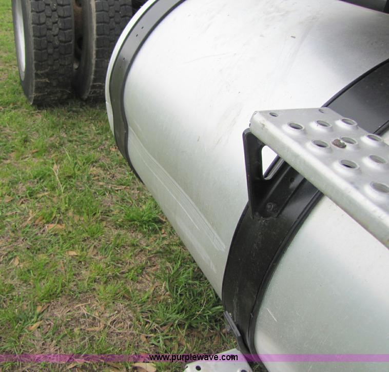 image for item 8405 1998 Volvo WG semi truck